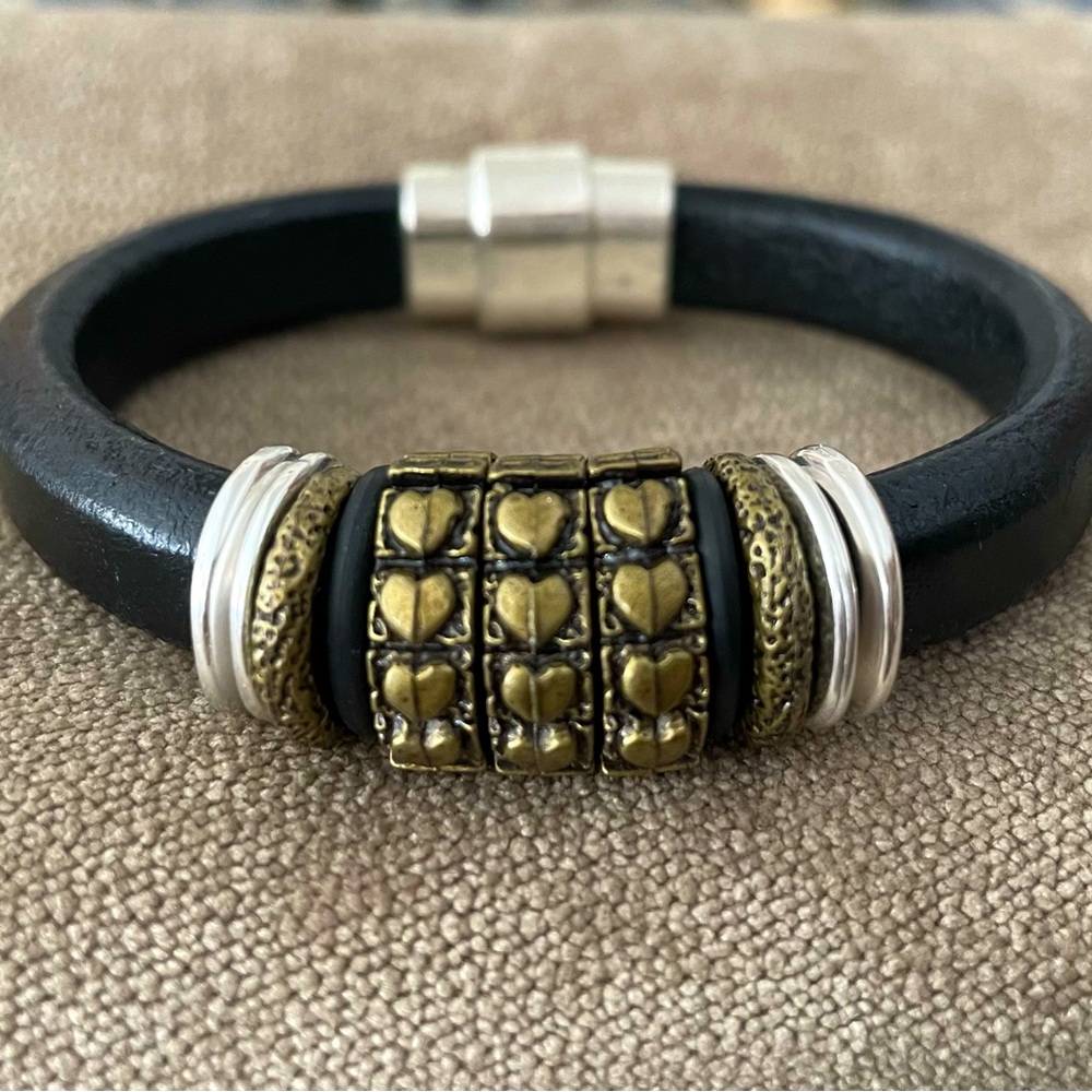 Regaliz leather heart bracelet. Size 6 3/4”.